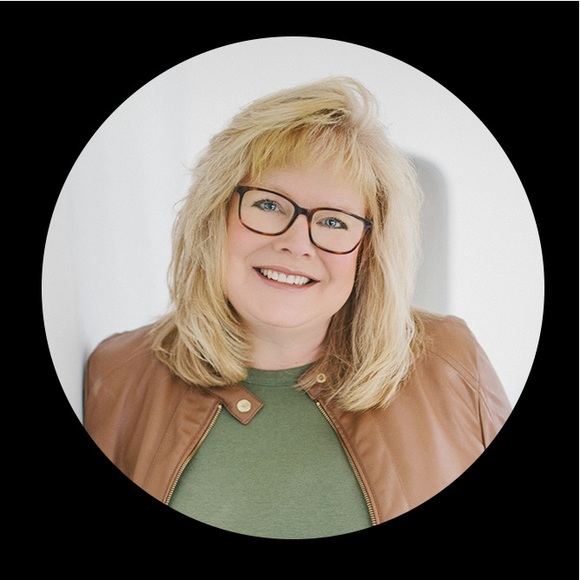 Meet your Posher, Lisa G -Follow me @LifeWithLisaG - Picture 2 of 8